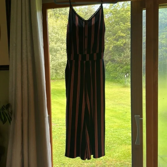 Trying to get new clothes and wanting to declutter… worn like 3 times - Picture 2 of 4